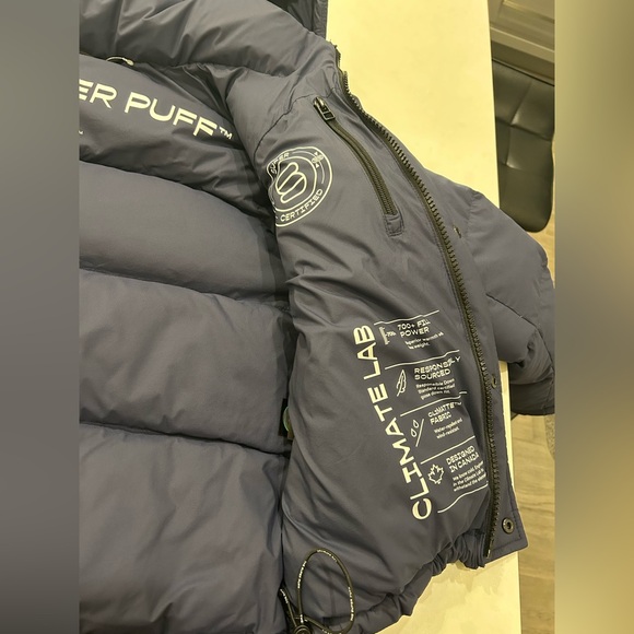 Aritzia Super Puff - Shorty 
Size XS
Colour: Navy Blue - Picture 4 of 6